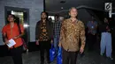 Mantan Wakil Ketua KPK M Busyro Muqoddas (kanan) bersama sejumlah aktivis di gedung MK, Jakarta, Kamis (7/12). Mereka mengajukan permohonan mencabut gugatan pasal 79 ayat 3 UU MD3 tentang hak angket. (Liputan6.com/Helmi Fithriansyah)