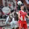Pemain Bayern Munchen Leon Goretzka (kanan) dan pemain St. Pauli Andreas Hountondji berebut bola pada laga Bundesliga/Liga Jerman antara St. Pauli vs Bayern Munchen di Hamburg, Jerman, Sabtu, 11 April 2026. (Christian Charisius/dpa via AP)
