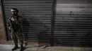 Seorang tentara polisi militer Kolombia berpatroli di jalan-jalan di Bogota (15/9/2021). Ratusan tentara telah berpatroli di jalan-jalan Bogotá sejak Rabu dalam upaya "sementara" oleh pihak berwenang untuk mengendalikan gelombang perampokan dengan kekerasan. (AFP/Juan Barreto)
