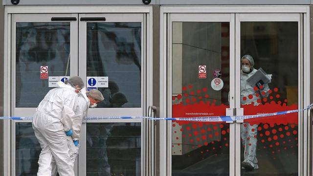 Petugas forensik polisi bekerja di kompleks perbelanjaan Arndale Centre di Manchester, Inggris. (AFP)