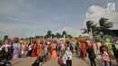 Pengunjung mengambil gambar ondel-ondel yang memeriahkan acara 'Explore Indonesia' di Pantai Lagoon, Ancol, Sabtu (23/6). Atraksi tersebut merupakan bagian dari perayaan HUT ke-491 DKI Jakarta yang jatuh pada 22Juni 2018. (Merdeka.com/Iqbal S. Nugroho)