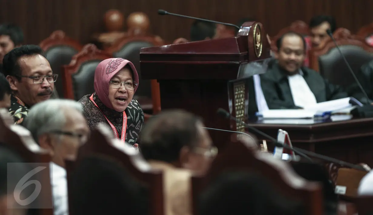 Wali Kota Surabaya Tri Rismaharini berada di ruang sidang Mahkamah Konstitusi, Jakarta, Rabu (8/6). Risma akan menjadi saksi atas gugatan warga Surabaya tentang Pengalihan Wewenang Penyelenggaraan Pendidikan kepada Pemprov. (Liputan6.com/Faizal Fanani)