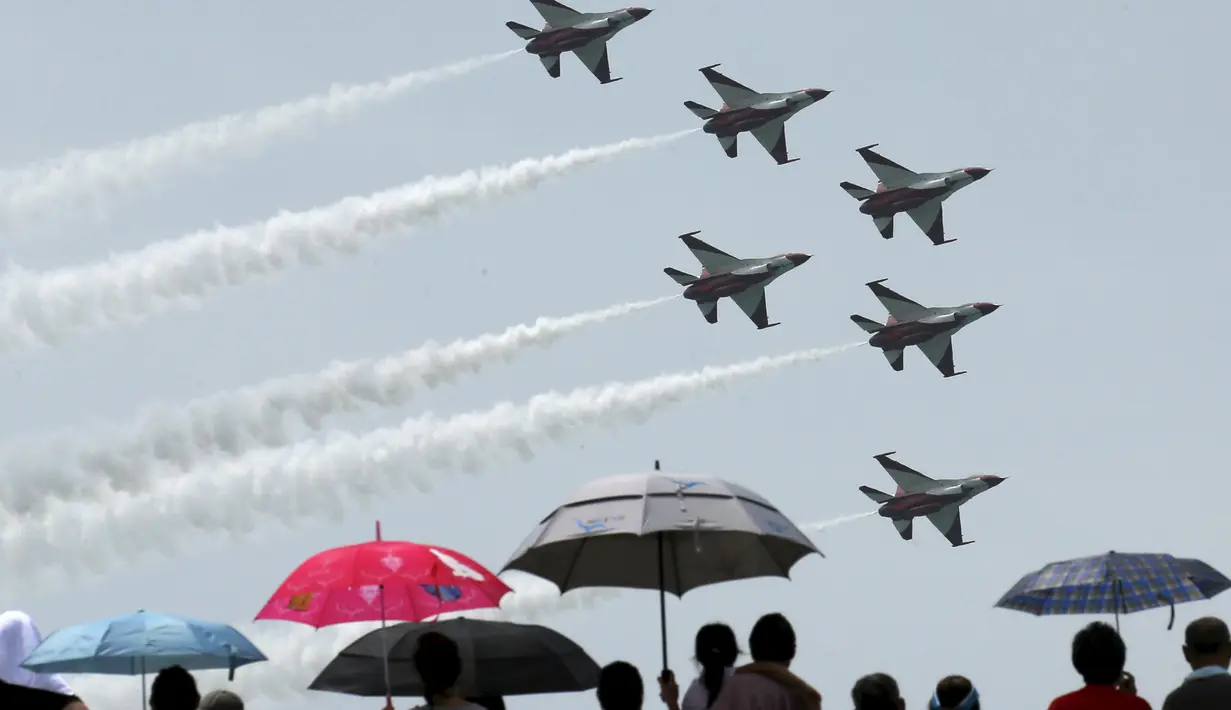 Tim aerobatik angkatan udara Singapura beraksi jelang Golden Jubilee pemerintahan Singapura di sepenjang pantai Selatan, Singapura, (7/8//2015) Pada hari Minggu Singapura akan merayakan 50 Tahun kemerdekaan.  (REUTERS/Edgar Su)