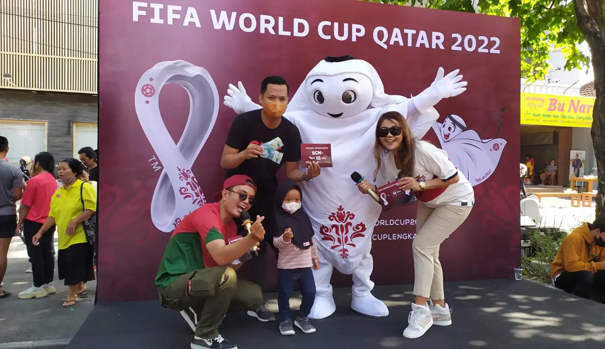 warga yang hadir saat Car Free Day (CFD) di Jalan Slamet Riadi, Solo tak menyia-nyiakan kesempatan foto bersama La'eeb, sang maskot Piala Dunia 2022. (Procomm Surya Citra Media)