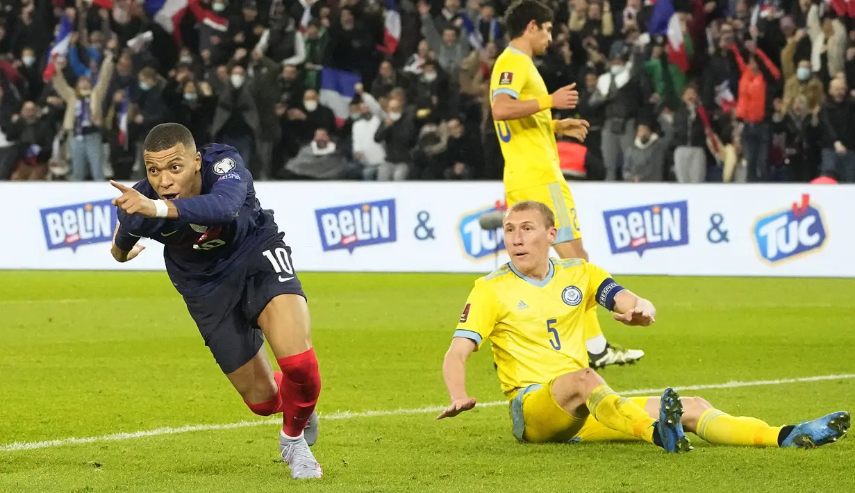 Enam menit berselang Kylian Mbappe kembali mencetak gol untuk membawa Prancis unggul 2-0. Kingsley Coman berhasil mengirimkan umpan matang untuk diselesaikan Kylian Mbappe usai mengecoh kiper Stas Pokatilov yang berusaha memotong bola di luar kotak penalti. (AP/Michel Euler)