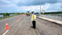 Menteri PUPR Basuki Hadimuljono meninjau kondisi Jalan Tol Trans Sumatera ruas Tol Terbanggi Besar-Pematang Panggang-Kayu Agung di Lampung, dan sebagian ruas Kayu Agung-Palembang-Betung (Kapalbetung). (Dok Kementerian PUPR)