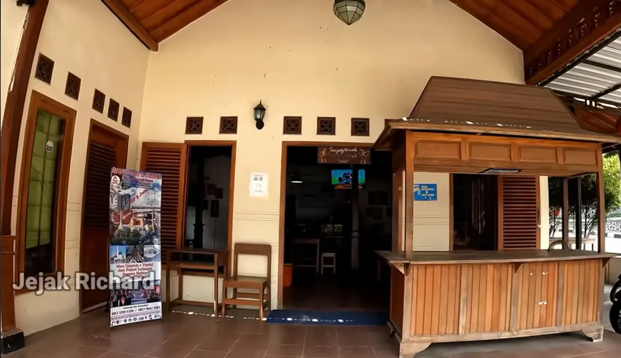 Pria dengan ciri khas rambut kriwilnya itu rela meninggalkan dunia hiburan demi merawat sang ibu di kampung. Ia ingin berbakti pada orang tua, merawat ibunya yang sedang sakit. Hal itu diungkapkan Isa melalui kanal Youtube Jejak Ricard.[Youtube/Jejak Richard]