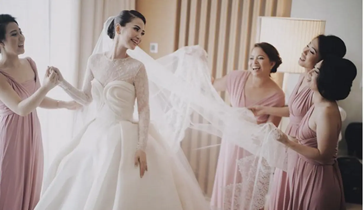 Pasangan yang menjalani pemberkatan hari ini, 1 September 2017 itu juga melakukan tradisi Tionghoa seperti Sangjit. Acara Sangjit ini, biasanya dilakukan setelah lamaran dan sebelum pernikahan. (Instagram/mrmrswiyoko)