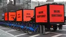 Sejumlah mobil box membawa billboard yang bertema kepedulian untuk Suriah mengelilingi gedung Perserikatan Bangsa-Bangsa (PBB) di New York (22/2). Mereka melakukan kampanye untuk kepedulian terkait perang saudara di Suriah. (AFP Photo/Timothy A. Clary)