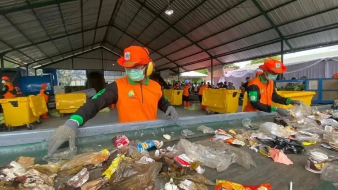 Petugas mengolah sampah di Tempat Pengelolaan Sampah Terpadu atau TPS3R Sinergi Bersih Lenteng Agung, Jakarta Selatan.