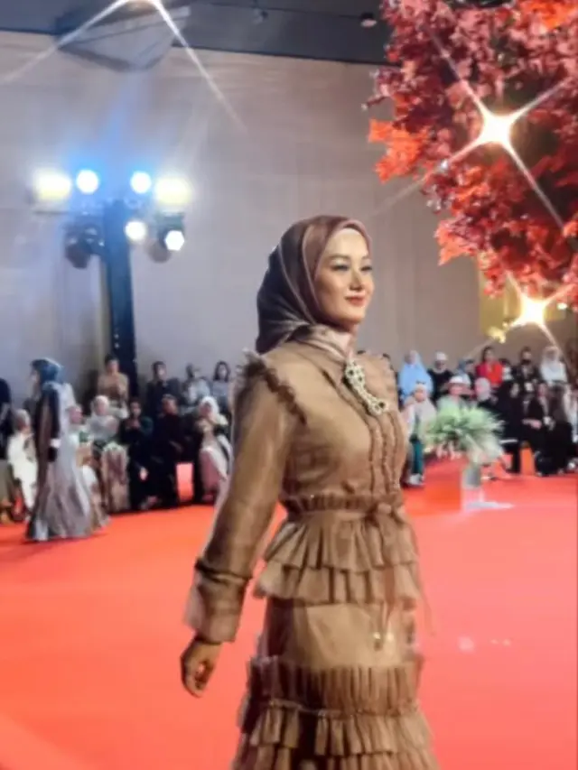10 Pesona Dinda Hauw jadi Model Catwalk di Dubai Modest Fashion Week, Menawan!