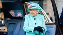 Ratu Elizabeth II setibanya di pusat perbelanjaan Lexicon saat berkunjung ke Bracknell, London, Jumat (19/10). Ratu Elizabeth menghabiskan sebagian waktu siangnya untuk mengunjungi department store. (HENRY NICHOLLS/ POOL/AFP)