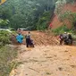 Pasca-gempa bumi, tadi pagi, kembali terjadi longsoran di mana hampir 200 meter jalan tertutupi material longsor. (Foto: Liputan6.com/Abdul Rajab Umar)