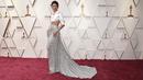 Zendaya berpose untuk fotografer setibanya pada perhelatan Academy Awards ke-94 atau disebut juga Piala Oscar 2022di Dolby Theatre di Los Angeles Minggu (27/3/2022). Zendaya tampil memukai mengenakan kemeja crop satin sutra dan rok metalik bling-bling. (AP Photo/Jae C. Hong)