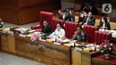 Ketua DPR Puan Maharani (tengah), Wakil Ketua DPR Rachmat Gobel, dan Sufmi Dasco Ahmad saat memimpin penutupan sidang paripurna DPR ke-6 masa persidangan I 2019-2020 di Kompleks Parlemen, Jakarta, Selasa (17/12/2019). (Liputan6.com/Johan Tallo)