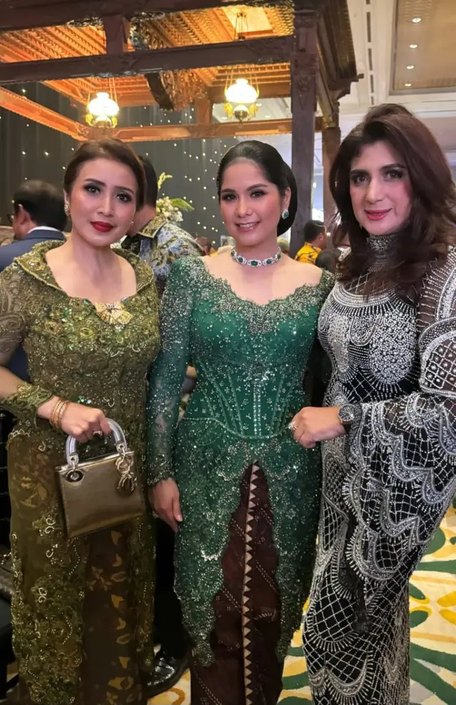 Potret 8 seleb era 90-an kondangan ke ngunduh mantu Al Ghazali dan Alyssa Daguise, meriah bak reuni