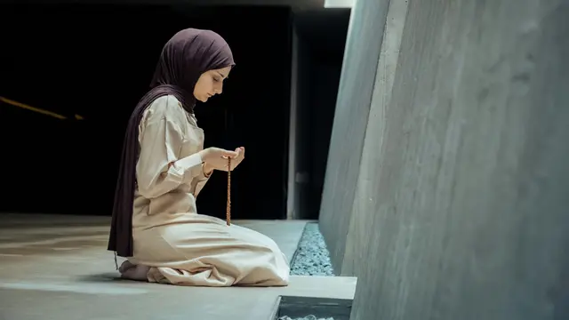 Ilustrasi Islam, muslimah berdoa