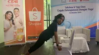 Astrid Amalia saat sedang mencontohkan gerakan yoga di kursi dalam talkshow 'Cegah Osteoporosis dengan Yoga' pada Rabu, 16 Oktober 2019 di kawasan Jakarta Selatan. (dok. Liputan6.com/Novi Thedora)