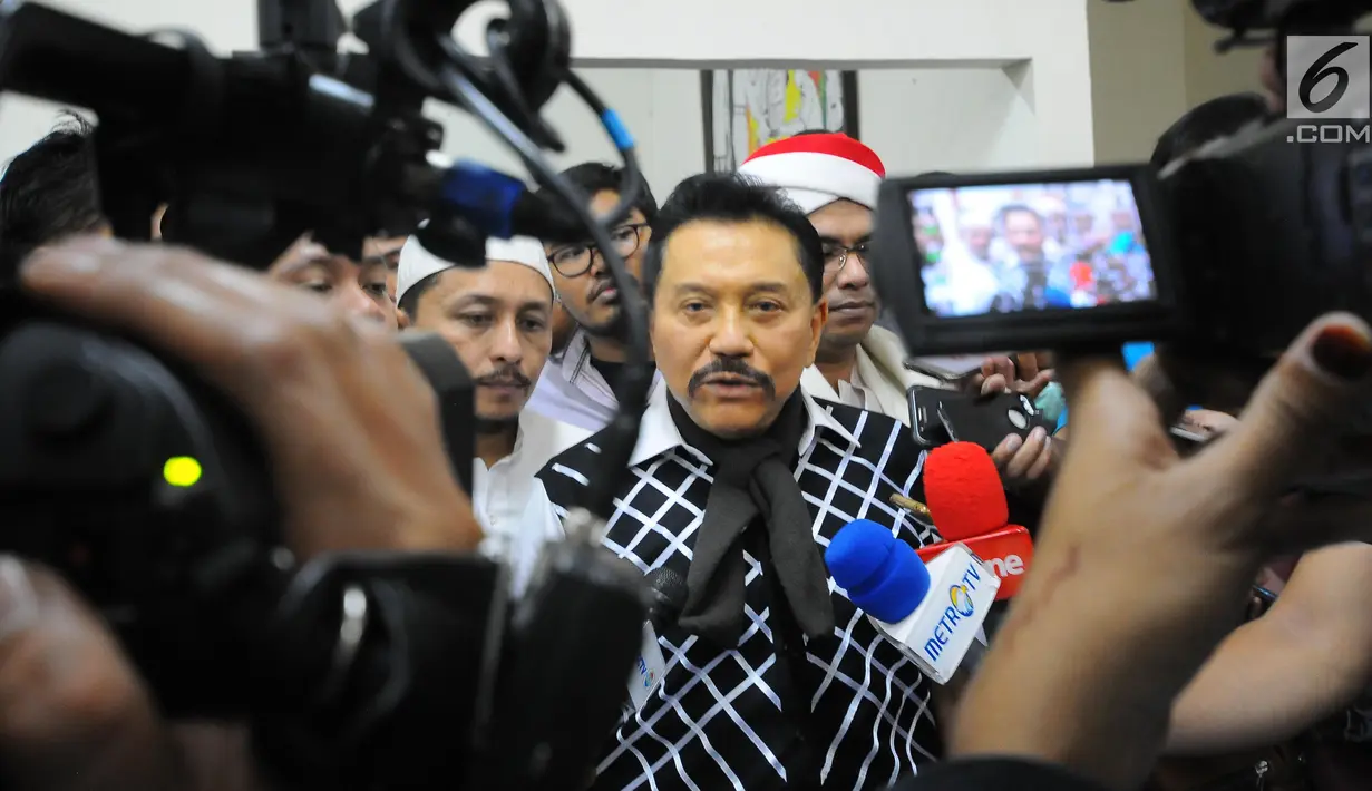 Mantan Kepala BIN AM Hendropriyono menjawab pertanyaan wartawan dalam acara Musyawarah Kaum Muda Indonesia di Gedung Joang 45, Jakarta, Minggu (19/5/2019). Menurutnya, massa yang akan turun ke jalan saat pengumuman hasil Pemilu 2019 ditunggangi oleh barisan sakit hati. (Liputan6.com/Angga Yuniar)