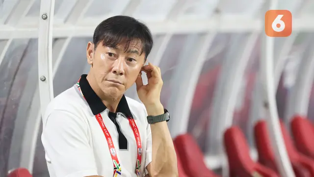Potret Shin Tae-yong tampil perdana di depan publik usai dipecat, santai main golf