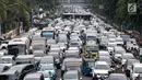 Kendaraan terjebak kemacetan di Jalan Medan Merdeka Timur, Jakarta, Rabu (14/2). Demo yang digelar sopir taksi online di depan Istana Negara menyebabkan kemacetan di sejumlah ruas jalan akibat pengalihan arus lalu lintas. (Liputan6.com/Immanuel Antonius)