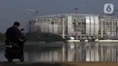 Suasana pembangunan Jakarta International Stadium (JIS) yang terlihat dari Waduk Cincin, Tanjung Priok, Jakarta, Senin (16/8/2021). Gubernur DKI Jakarta Anies Baswedan menerbitkan instruksi menuntaskan 28 isu prioritas di tahun 2021-2022. (Liputan6.com/Johan Tallo)