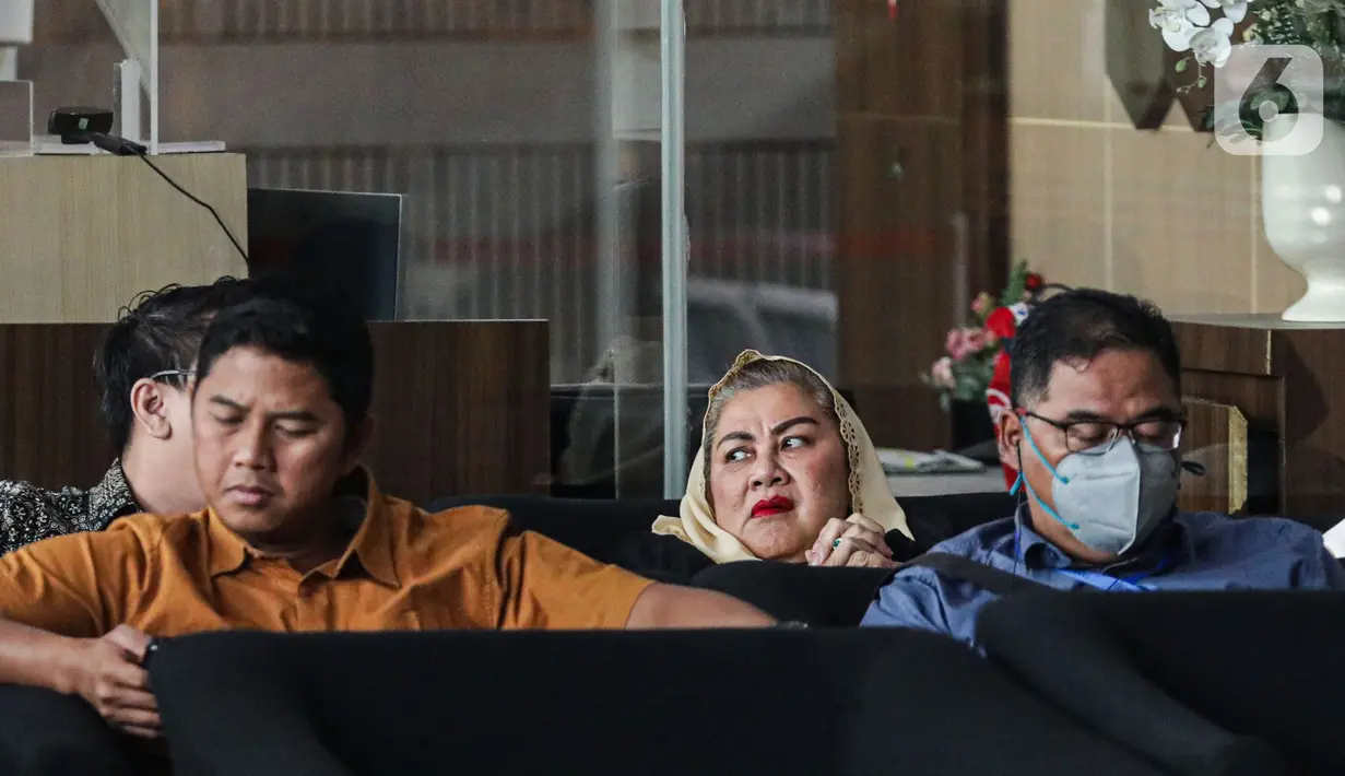 Sementara, Alwin Basri, suami Mbak Ita yang juga tiba di gedung KPK, turut diperiksa oleh penyidik lembaga antirasuah itu. (Liputan6.com/Angga Yuniar)