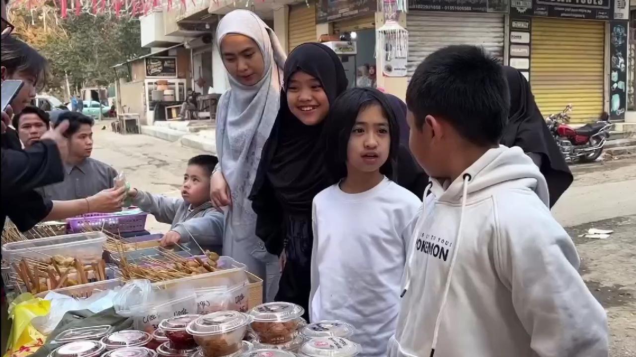 4 Potret Oki Setiana Dewi Ajak Anak-Anak Berburu Takjil di Mesir, Suasananya Bikin Obati Kangen Indonesia
