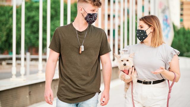 Gambar Ilustrasi Wanita dan Laki-laki Sedang Berjalan dengan Hewan Peliahraan