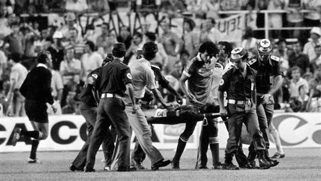 Patrick Battiston ditandu keluar lapangan (Photo: AFP)