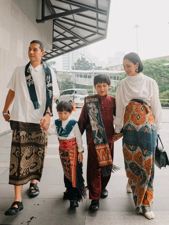 Gaya Andien Aisyah dan Keluarga Kompak dengan Kain Nusa Tenggara, Lestarikan Budaya Nusantara
