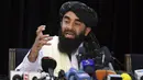 Juru bicara Taliban Zabihullah Mujahid berbicara dalam konferensi pers pertamanya di Kabul, Afghanistan, pada Selasa (17/8/2021). Selama bertahun-tahun, Mujahid adalah sosok misterius yang mengeluarkan pernyataan atas nama para militan. (AP Photo/Rahmat Gul)