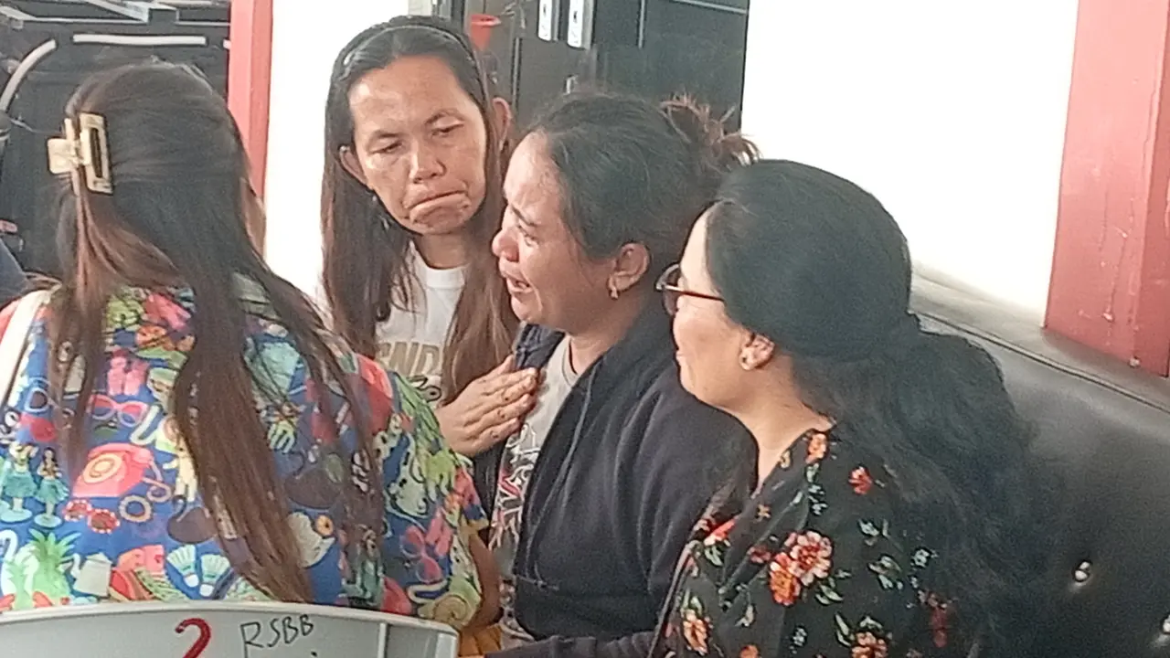  Polisi Muda Tewas di Batam, DiduOrang tua dari polisi muda bernama Natanael Simanungkalit. (Liputan6.com/Ajang Nurdin)ga Dipicu Kekalahan Senior Saat Main Sepak Bola.