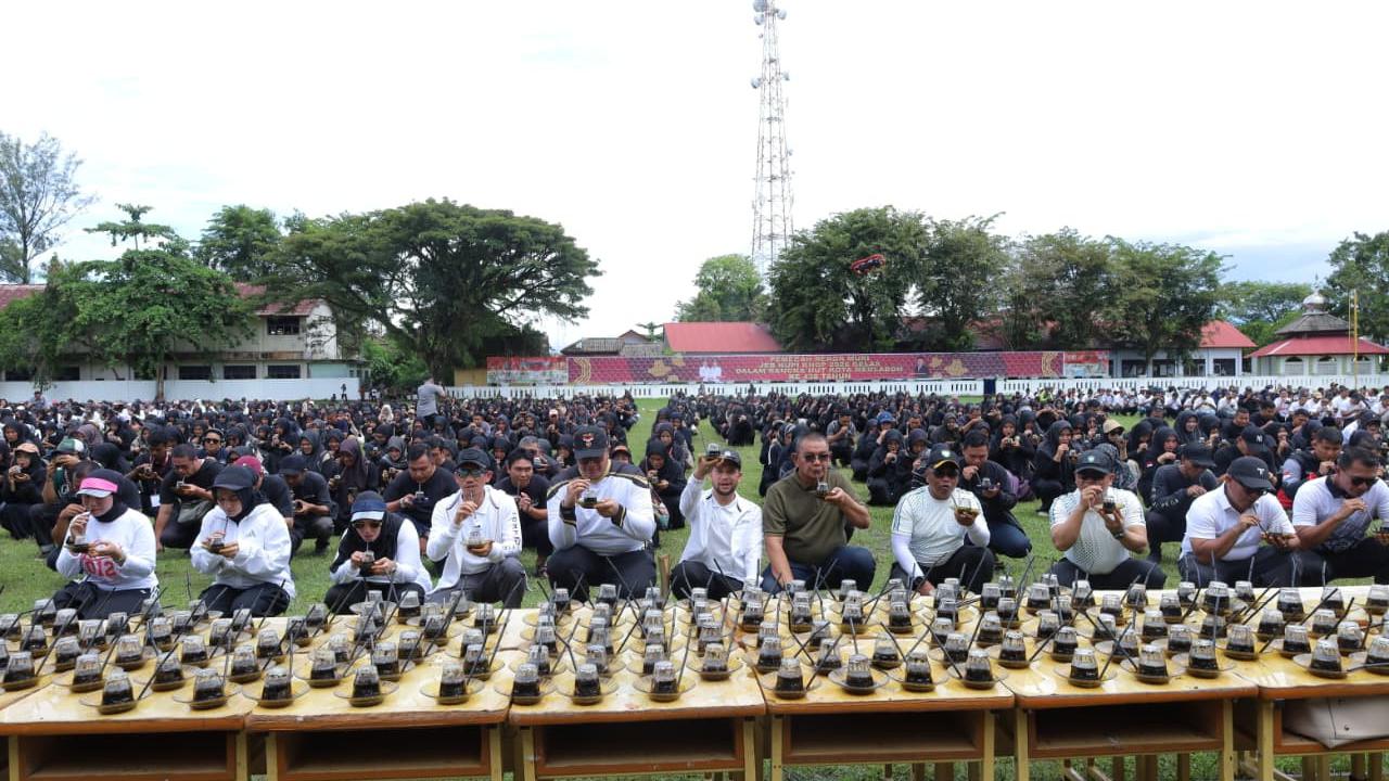 2.026 Warga Pecahkan Rekor MURI Minum Kopi Khop di Meulaboh