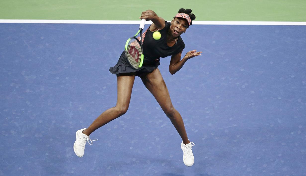 Petenis AS, Venus Williams, memukul bola saat laga melawan petenis muda AS, Sloane Stephens, pada babak semifinal AS Terbuka di New York, Kamis (7/9/2017). Venus Williams kalah 1-6, 6-0, 5-7 dari Sloane Stephens. (AP/Andres Kudacki)