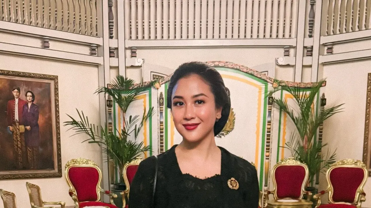 Parade Kebaya Hitam ala Bangsawan dari Tara Basro hingga Adinia Wirasti Hadiri Kirab Pusaka Malam Satu Suro di Pura Mangkunegaran