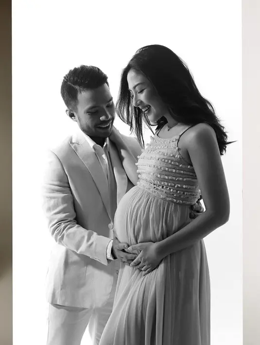 DRess yang dikenakannya juga terlihat sederhana dengan aksen tiga dimensi pada bagian atas. [Foto: Instagram/ Jessica Mila]