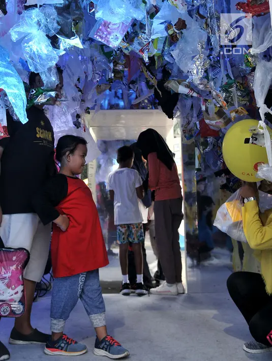 Warga mengunjungi instalasi sampah plastik di dalam 'perut' paus sperma yang mati di Wakatobi ketika Gerakan Indonesia Bersih di Bundaran HI, Jakarta, Minggu (28/4/2019).  Kegiatan itu bertujuan mengedukasi masyarakat akan bahaya pencemaran sampah plastik di laut. (merdeka.com/Iqbal S. Nugroho)