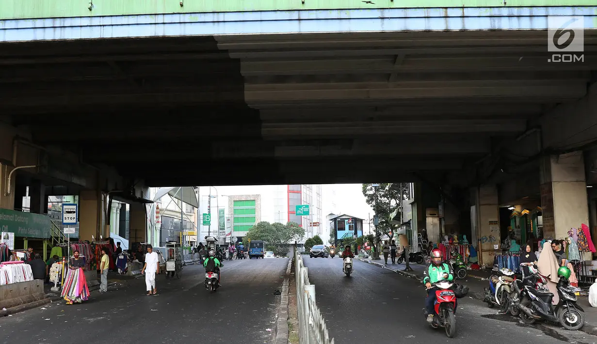 Kondisi lalu lintas di depan Gedung Pasar Tanah Abang, Jakarta, Jumat (22/6). Sebagian pedagang terpaksa menggelar lapak di luar gedung akibat belum dibukanya kembali Pasar Tanah Abang usai Lebaran. (Liputan6.com/Immanuel Antonius)