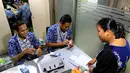 Seorang karyawan melakukan penukaran uang receh di mobil kas Bank Indonesia (BI) di Lantai 7 SCTV Tower, Jakarta, Jumat (24/6). BI membawa uang Rp 700 juta untuk ditukarkan oleh karyawan EMTEK Group. (Liputan6.com/Fery Pradolo)