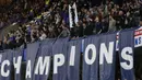 Suporter Chelsea merayakan pesta juara Premier League saat melawan Watford di Stadion Stamford Bridge, London, Senin (15/5/2017). Chelsea menang 4-3 atas Watford. (AFP/Adrian Dennis)