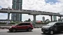 Kendaraan melintas di bawah Jembatan Bentang Panjang LRT Jabodebek kawasan Kuningan-Jalan Gatot Subroto, Jakarta Selatan, Kamis (24/2/2022). Jembatan sepanjang 148 meter tersebut diklaim sebagai yang terpanjang di dunia. (merdeka.com/Iqbal S. Nugroho)