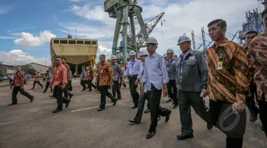 Presiden Joko Widodo didampingi sejumlah menteri meninjau bengkel pembuatan kapal di PT Dok Kodja Bahari, Cilincing, Jakarta Utara, Selasa (28/4/2015). (Liputan6.com/Faizal Fanani)