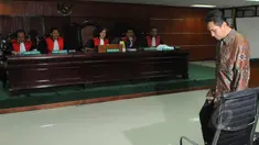 Mantan Kadishub DKI Jakarta, Udar Pristono menjalani sidang perdana kasus korupsi TransJakarta TA 2012 di Pengadilan Tipikor, Jakarta,Senin (6/4/2015). Sidang ditunda karena tim kuasa hukum terdakwa tidak hadir. (Liputan6.com/Herman Zakharia)
