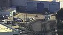 Personel darurat berada di lokasi penembakan di San Jose, California (26/5/2021). Polisi belum bisa menentukan jumlah korban meninggal dalam kejadian itu. (KGO-TV/ABC7 via AP)