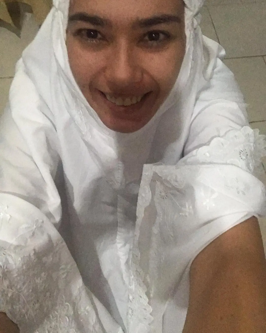 Catherine Wilson mengenakan mukena. (Instagram - @cathrinewilson)