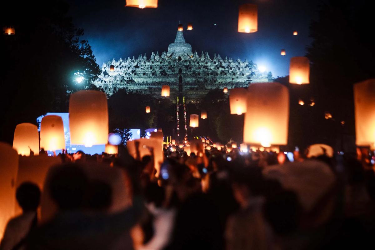 FOTO: Ribuan Lampion Terangi Langit Borobudur pada Puncak Waisak 2570 BE