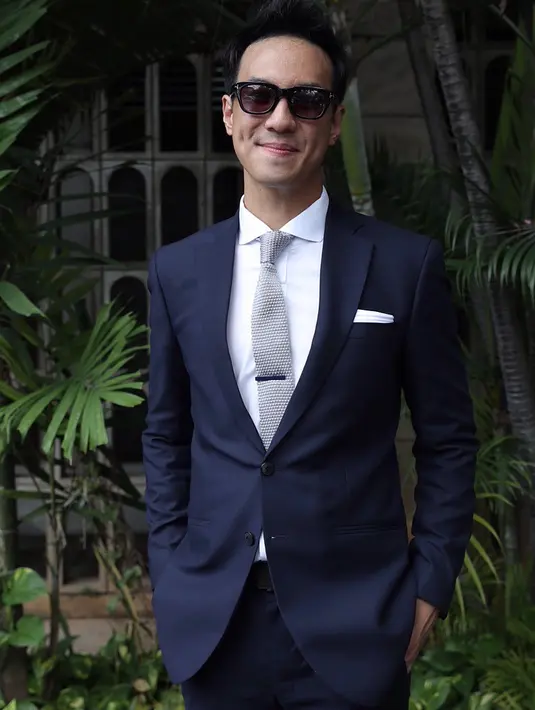 Selain kedua mempelai dan keluarga yang merasakan bahagia, Daniel Mananta juga mengaku bahagia. Ia menjadi salah satu yang menyaksikan Sandra Dewi dan Harvey Moeis mengucap janji sehidup semati. (Galih W. Satria/Bintang.com)