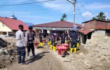 Polri Bantu Bersihkan Banjir Maninjau Agam, Warga Tersenyum Lega Usai Material Lumpur Dikeruk