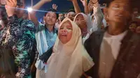 Isak tangis harus ribuan keluarga pengantar jemaah haji asal Garut, Jawa Barat pecah, melepas keberangkatan sebanyak 404 jamaah haji gelombang pertama asal kota Intan, Selasa malam. (Liputan6.com/Jayadi Supriadin)